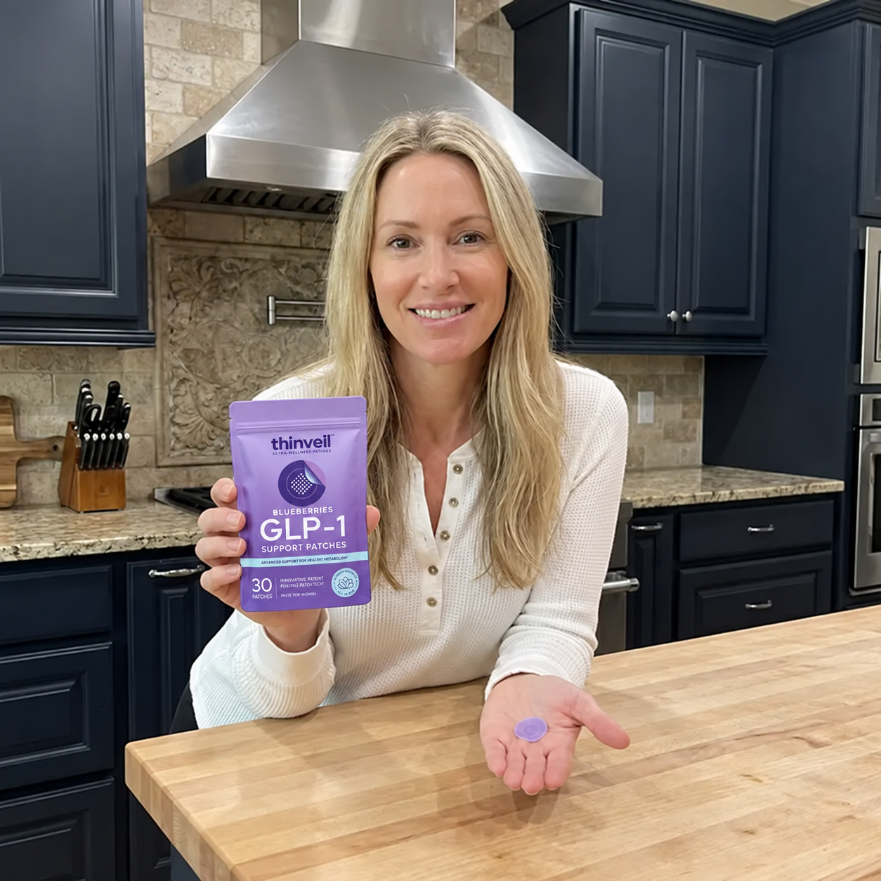 Kvinna som håller en förpackning ThinVeil Blueberries GLP-1 och ett lila plåster